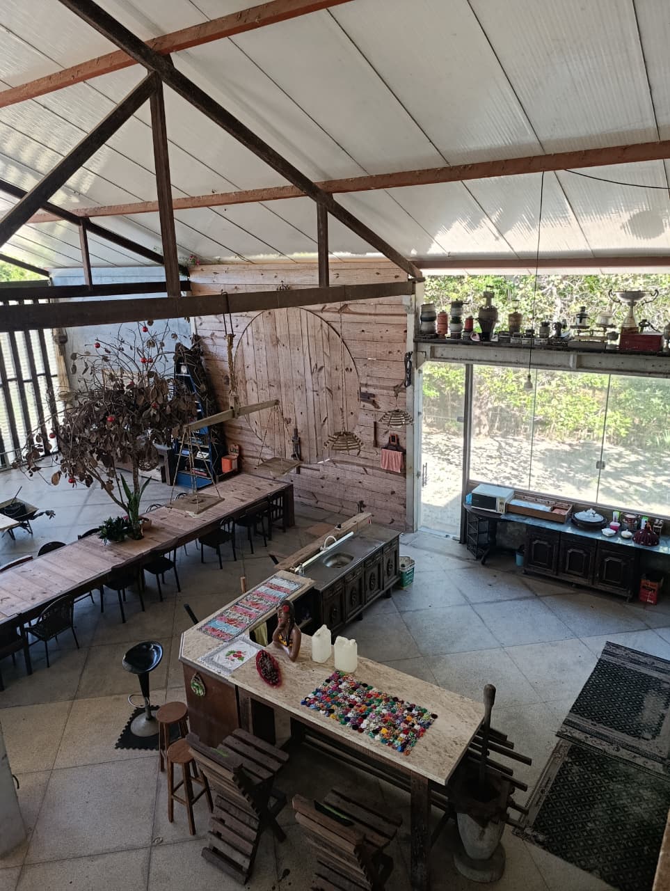 Mãos trançando palha — ofício tradicional de comunidades brasileiras